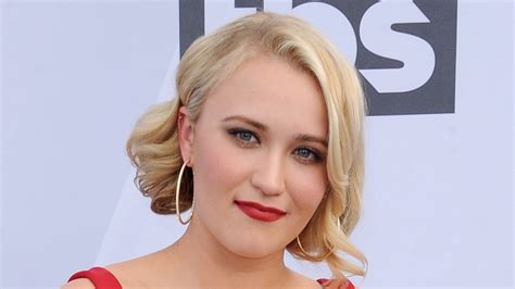 emily osment leaked|Young Sheldon Star Emily Osment Shares Swimsuit Photo。